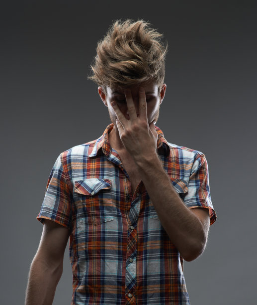 完事的人，闭上他的手图片下载