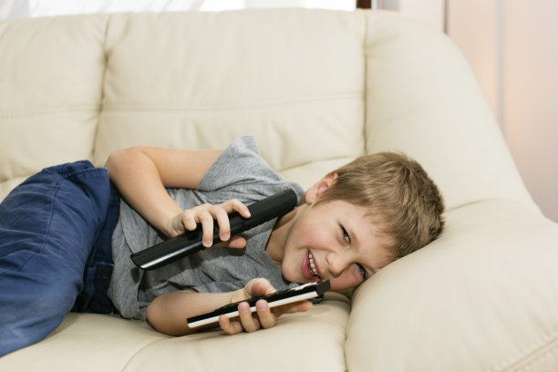 男孩看电视图片下载