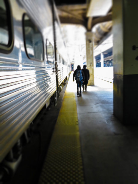 乘客登上火车图片下载