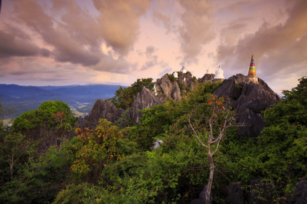 泰国南邦旭日时分的查尔普拉吉寺图片下载