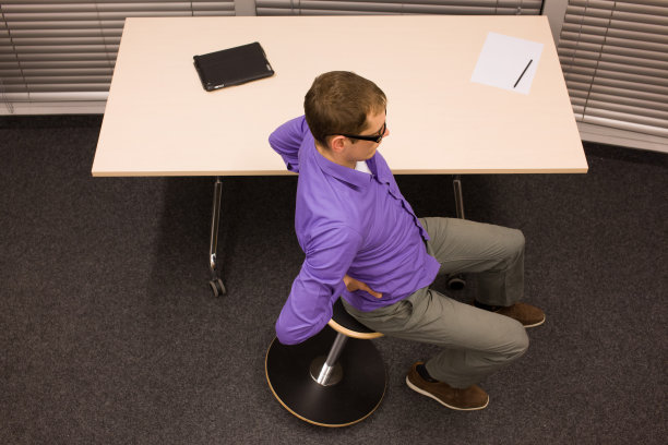 在工作场所，人在充气凳子上休息锻炼图片下载