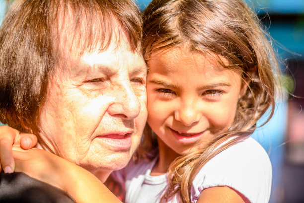 孙女抱着奶奶图片下载