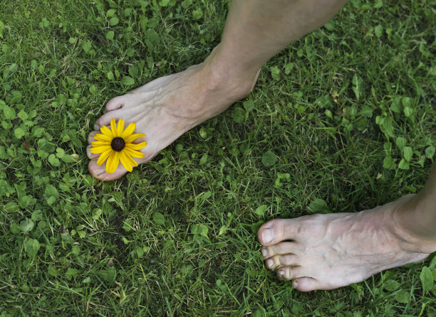 赤脚在草地上图片下载