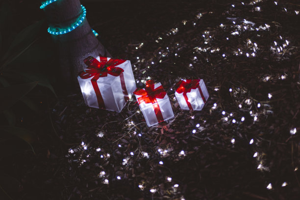 圣诞树下的圣诞礼物图片下载