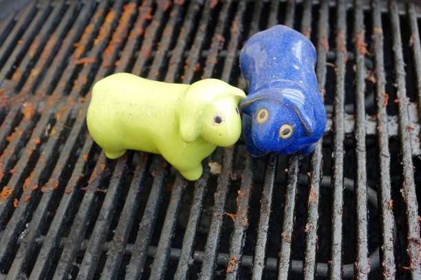 烤架上放着两只陶瓷羊图片下载