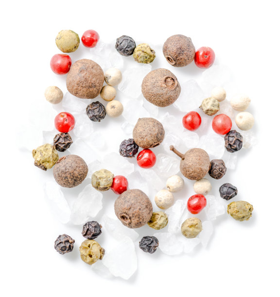 从上到下把不同的辣椒和海盐分开图片下载