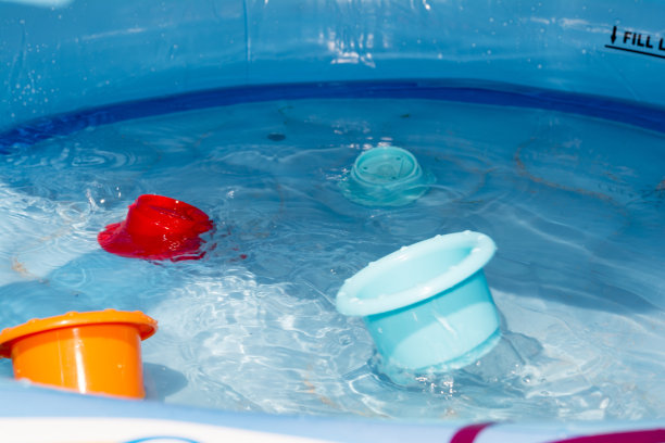 水池中不同颜色的杯子图片下载