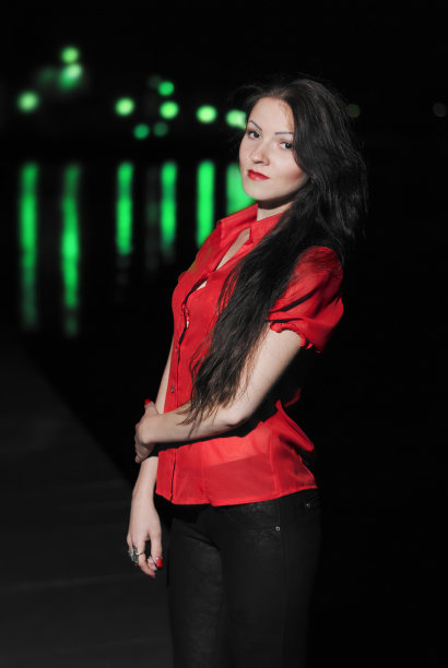 穿着红衬衫的漂亮女孩，还有夜灯图片下载