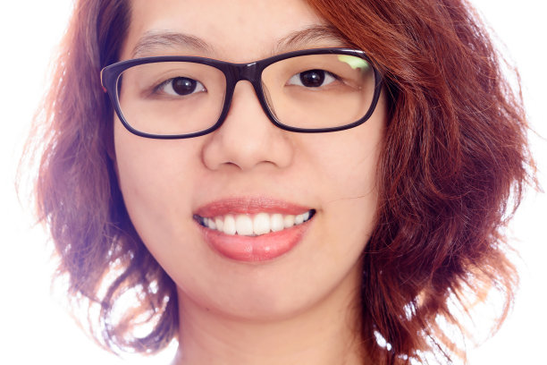 红头发亚洲女人脸上手势微笑图片下载