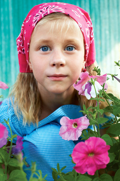 女孩坐在花园里花的背景上图片下载