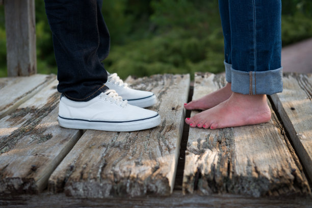 海滩上的年轻情侣图片下载