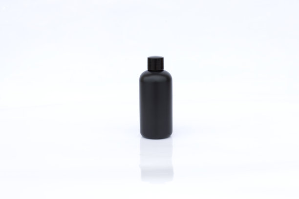 黑色瓶子孤立在白色背景上图片下载