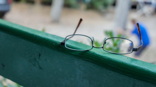 扶手上的眼镜图片下载