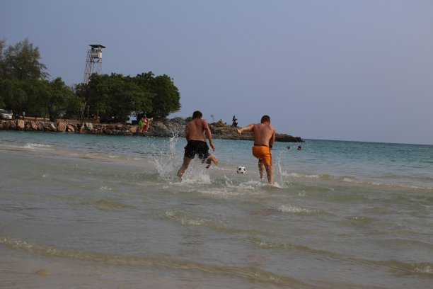 沙滩上的球图片下载