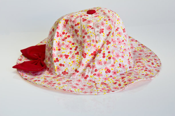 白色背景上的夏季帽子图片下载