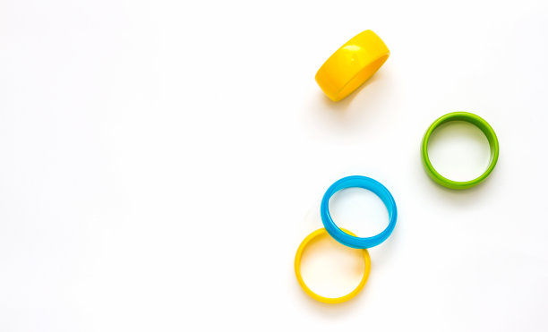 白色背景上戴着彩色时尚手镯的女人图片下载