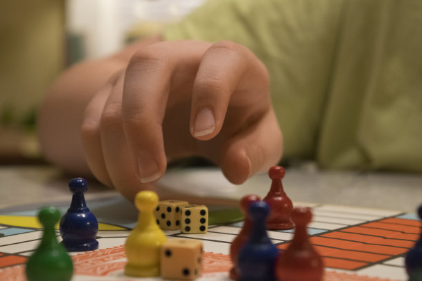 在一个游戏棋盘上的骰子和代币的近距离射击图片下载