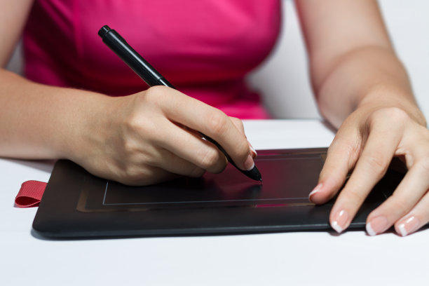 女人用画板作画图片下载