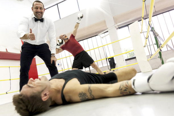 击倒在拳击台上图片下载