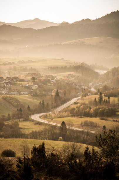 波兰，薄雾缭绕的Pieniny山脉和乡村道路图片下载