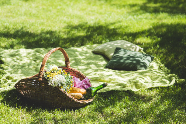 野餐篮和格子呢图片下载