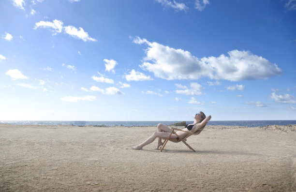 女孩在海边放松图片下载