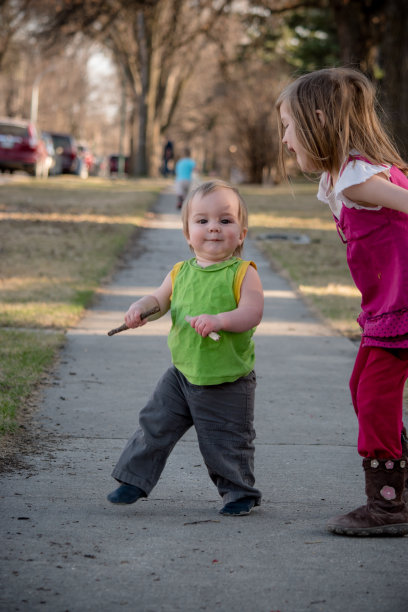 学走路，姐姐，家人图片下载