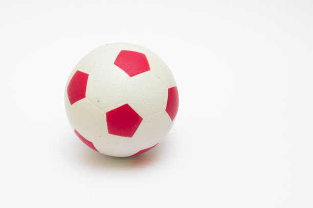 白色背景上孤立的小足球图片下载