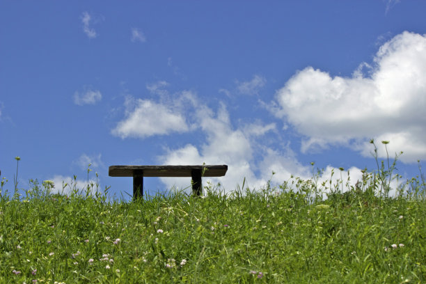 夏天的公园长椅上图片下载