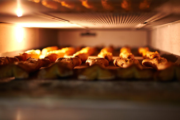 牛角面包在烤箱图片下载