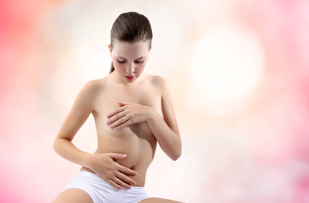 女性的身体在粉红色的背景下，青春期的概念图片下载