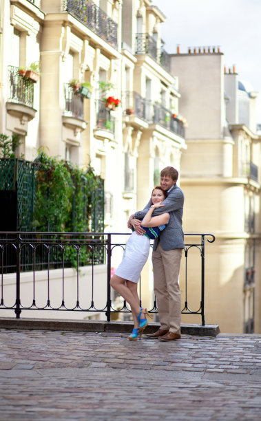 一对美丽的情侣在巴黎蒙马特拥抱图片下载