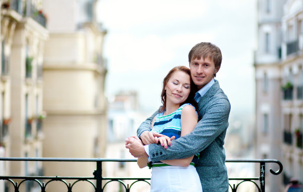 一对美丽的夫妇在巴黎蒙马特的视点拥抱图片下载