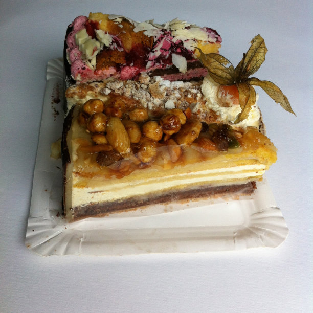 纸盘上的蛋糕和坚果图片下载