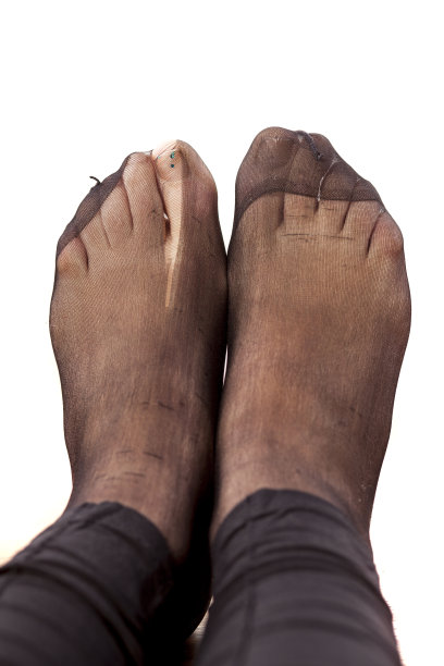 穿破袜子的女人的脚图片下载