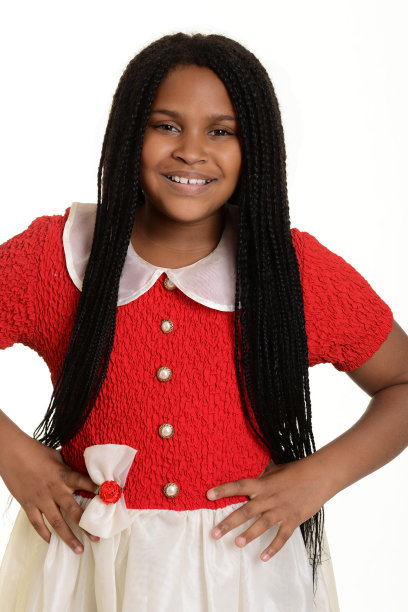 一个双手叉腰的小女孩图片下载