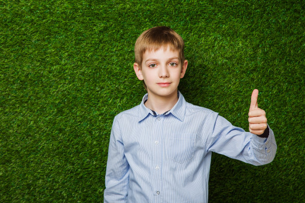 快乐男孩竖起大拇指的肖像图片下载