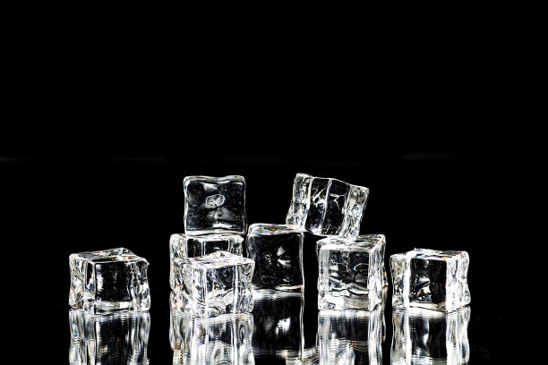 堆叠冰块孤立在黑色图片下载