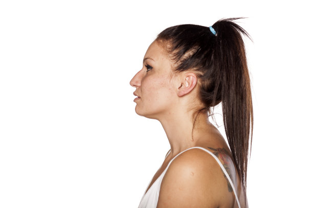 年轻女子的侧面与贫穷的化妆摆姿势的白色图片下载