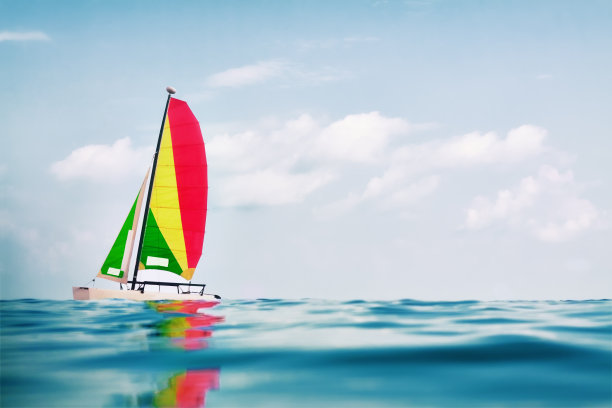 双体船航行图片下载