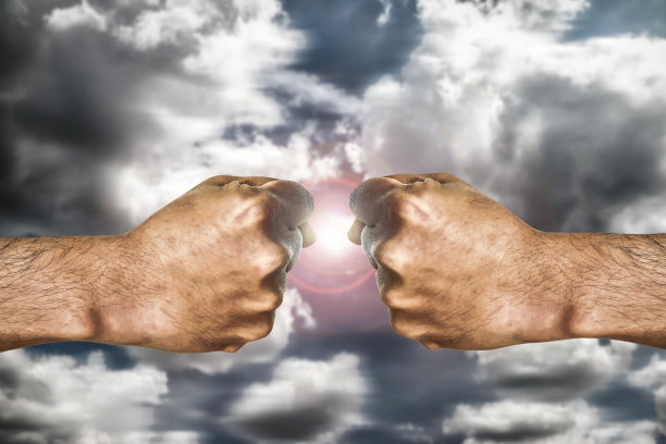 人的手显示拳头准备战斗图片下载