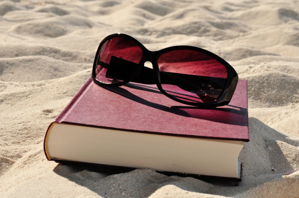 海滩上的书图片下载