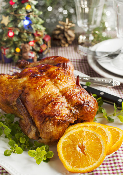圣诞晚餐吃整只烤鸡图片下载