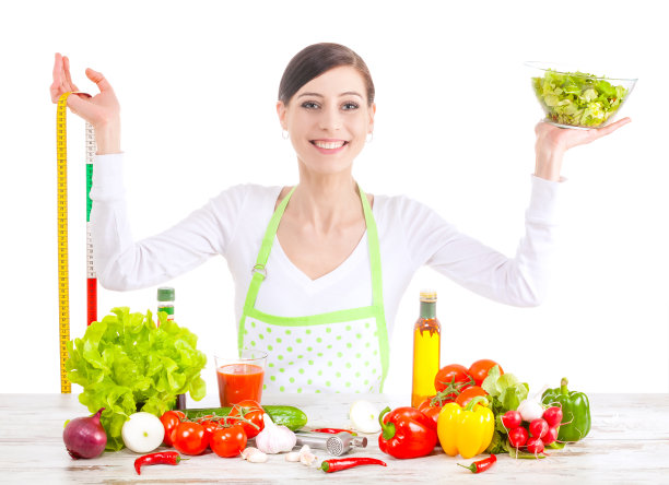 带着沙拉和卷尺的快乐女人。图片下载