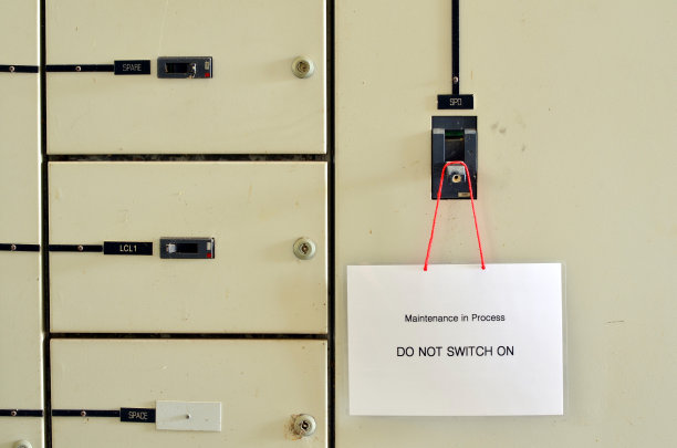电气板上有警告标志。图片下载