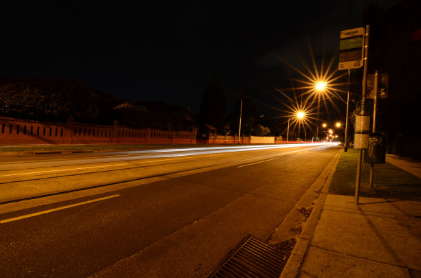 晚上的巴士站图片下载
