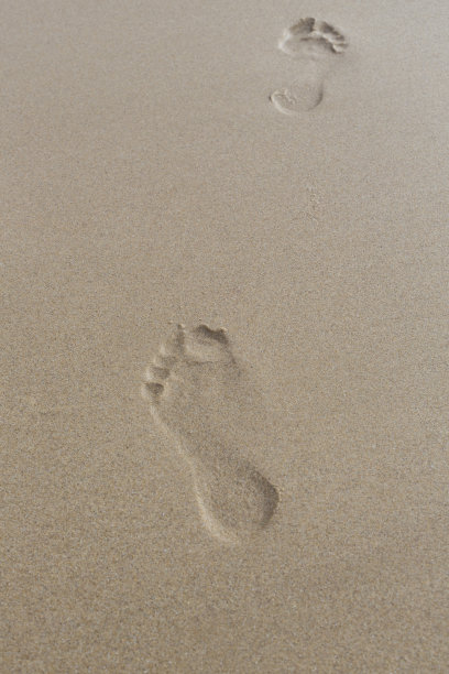 沙滩上的脚印图片下载