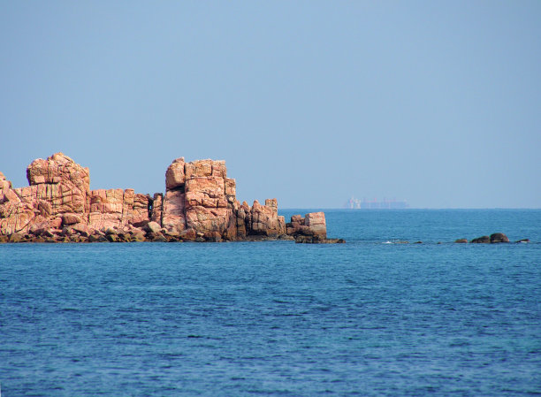 海上多岩石的前哨图片下载