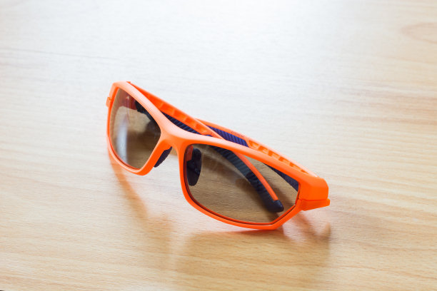 太阳眼镜放在木地板上图片下载