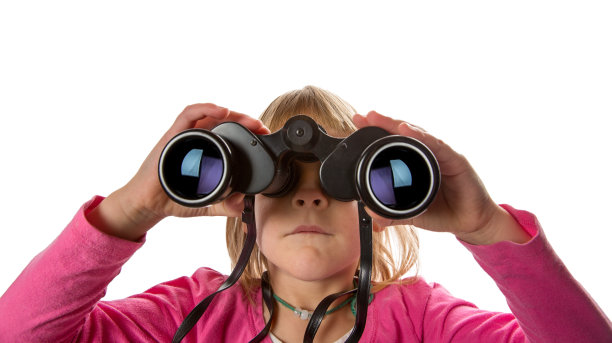 拿着望远镜看相机的女孩图片下载